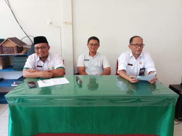 Rapat Kamad MTsN Landak beserta Dewan Guru dan perpisahan dengan Bapak Asep Saepulloh Ibrahim, S.Pd.